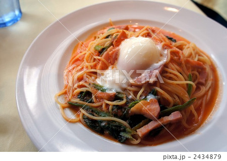 ベーコンとほうれん草と温泉卵のパスタ 2434879