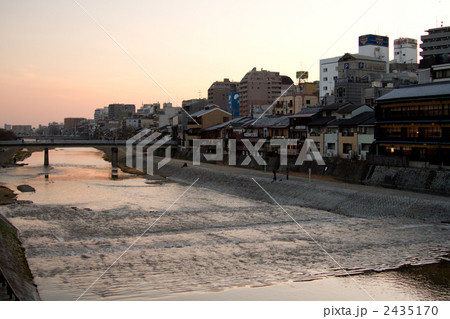 四条大橋からのぞむ鴨川(京都-祇園/河原町) 2435170