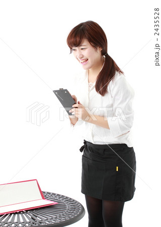オーダーを取る女性 オーダーを取る女性 2435528