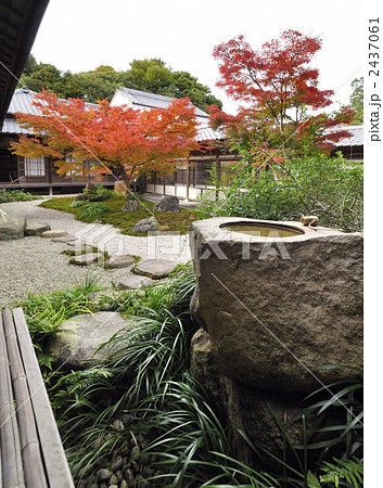 紅葉の日本庭園 2437061