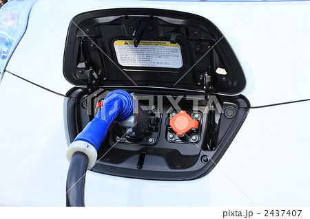 充電している電気自動車 充電している電気自動車 2437407