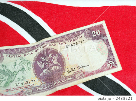 トリニダード トバゴ の紙幣と国旗 トリニダード トバゴ の紙幣と国旗 2438221