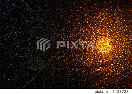 夜の窓ガラスの水滴と街灯の明かり 2438728