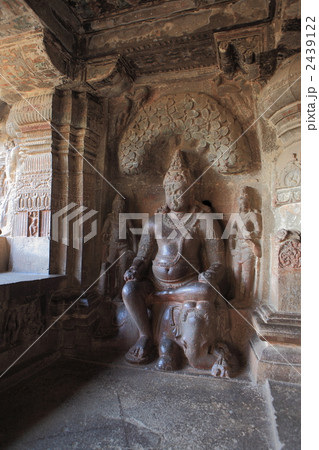 エローラ石窟 第32窟ジャイナ教寺院のクベーラ像 エローラ石窟 第32窟ジャイナ教寺院のクベーラ像 2439122