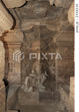 エローラ石窟　第32窟ジャイナ教寺院のクベーラ像 2439216