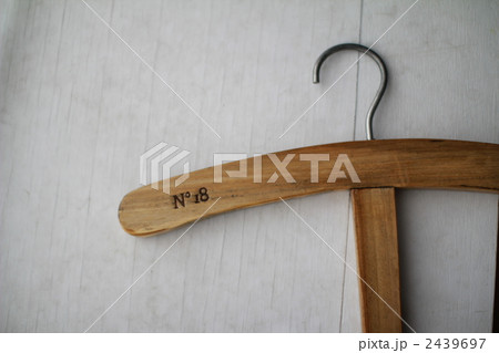 木製のアンティークハンガー　収納用品 2439697