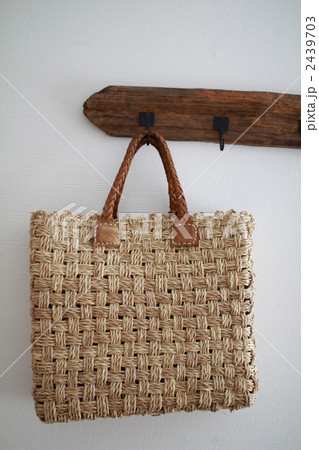 壁に掛けたカゴバッグ　ナチュラル雑貨 2439703