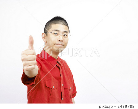 親指を立てる男性の写真素材