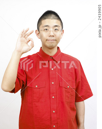 親指を立てる男性 2439905