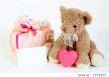 テディベアとハート、プレゼントとメッセージカード付き テディベアとハート、プレゼントとメッセージカード付き 2439925