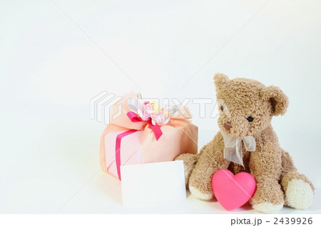 テディベアとハート、プレゼントとメッセージカード付き 2439926