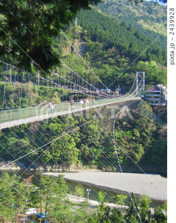 奈良県十津川村の谷瀬の吊り橋 2439928
