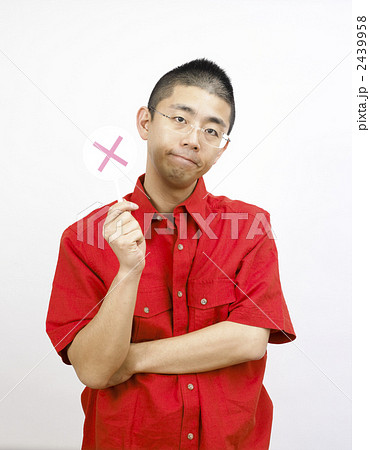 バツをだす男性 2439958