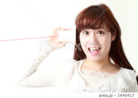 糸電話と女性 2440417