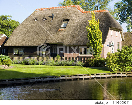 民家　運河　萱葺き　オランダ　 2440507