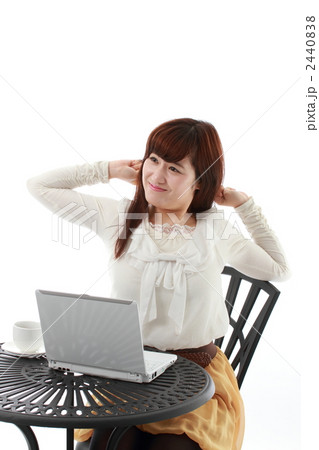 背伸びする女性 背伸びする女性 2440838