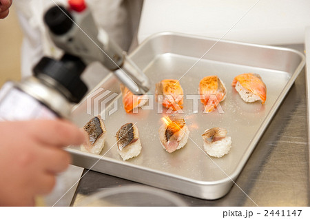 炙り寿司をつくる 2441147