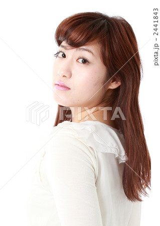 振り返る女性 2441843