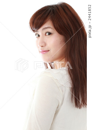 振り返る女性 2441852