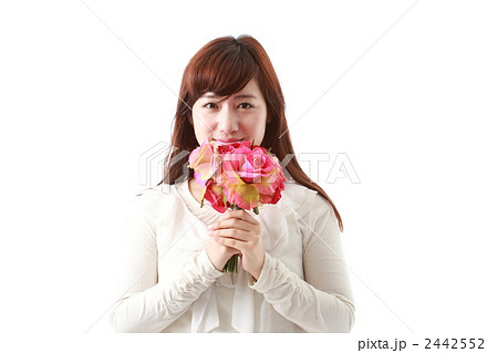 花束を持つ女性の写真素材