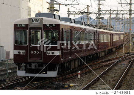 阪急嵐山線の桂駅に入線する6300系 2443981