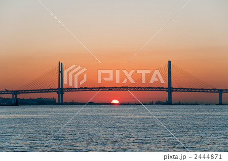 横浜ベイブリッジの日の出 2444871