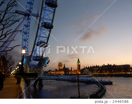 夕暮れのロンドンアイ越しにビッグベン 2446586