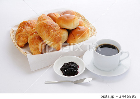 バスケットのパンとコーヒー バスケットのパンとコーヒー 2446895