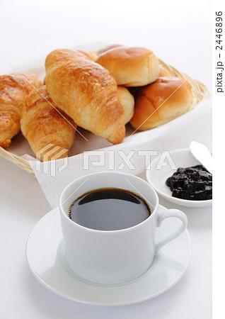 バスケットのパンとコーヒー 2446896