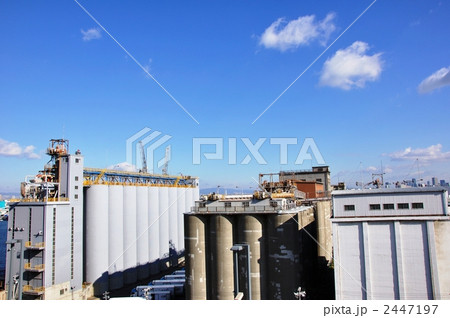青空と貯蔵タンク群 2447197
