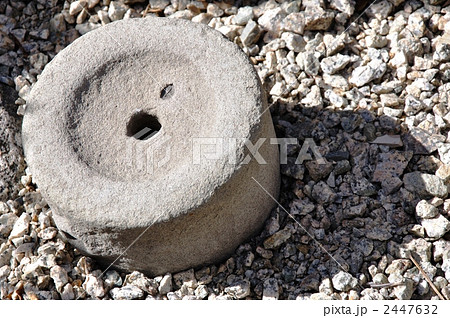 打ち捨てられた石臼 2447632