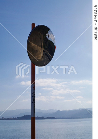 能古島から見た福岡市の風景とカーブミラー 2448256