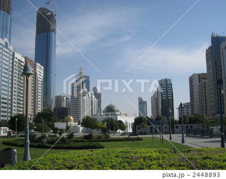 アブダビ　モスクと高層ビル 2448893