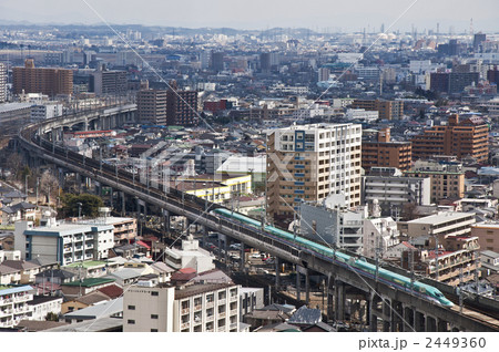 ビル街を走行する東北新幹線「はやぶさ」 2449360