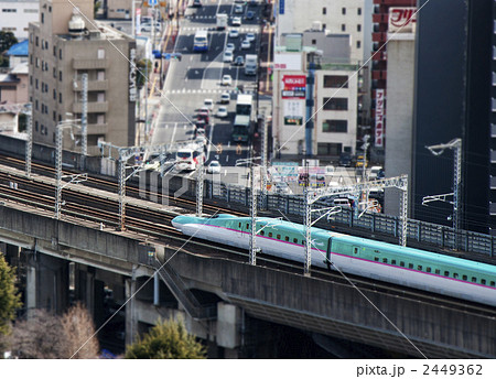 ビル街を走行する東北新幹線「はやぶさ」 2449362