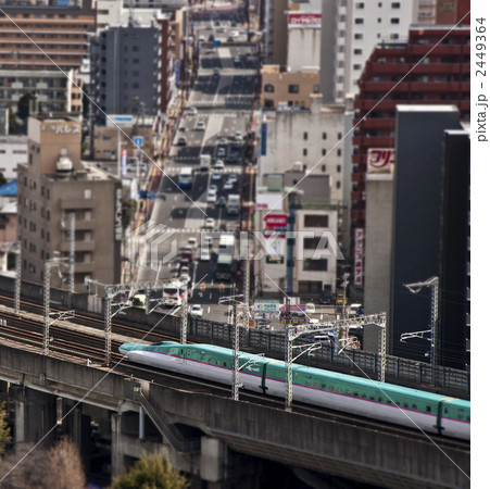 ビル街を走行する東北新幹線「はやぶさ」 2449364