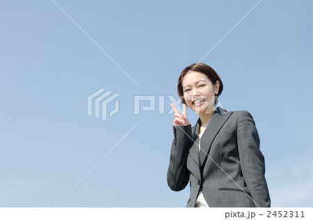 ビジネスウーマン（青空） 2452311