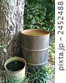 錆びたドラム缶とバケツ 2452488