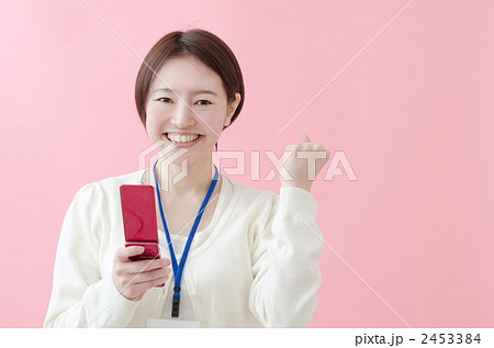 IDカードを首にかけた女性 IDカードを首にかけた女性 2453384