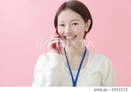 ＩＤカードを首にかけた女性 2453572