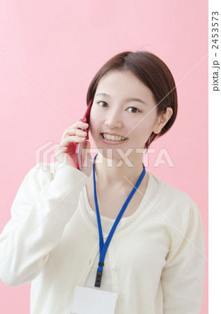 ＩＤカードを首にかけた女性 2453573