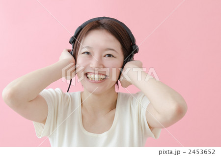 音楽を聴く女性 2453652