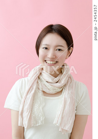 ストールをした女性 2454357