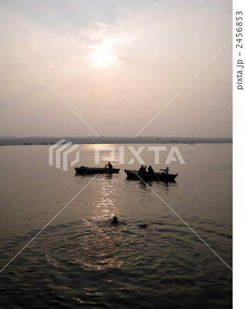 ガンガーで沐浴 2456853