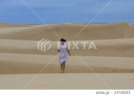 白砂丘の女性 2458005