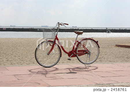 ママチャリ 赤い自転車 自転車の写真素材