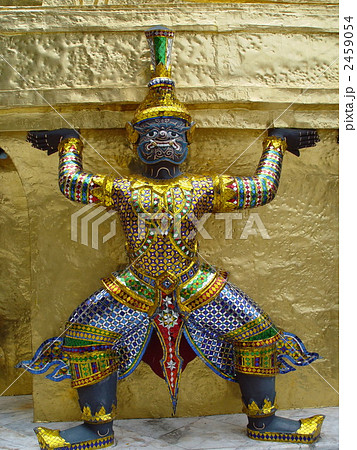 金の塔を支える「クルットゥ像」(ワット・プラケーオ(エメラルド寺院)/バンコク・タイ王国) 金の塔を支える「クルットゥ像」(ワット・プラケーオ(エメラルド寺院)/バンコク・タイ王国) 2459054