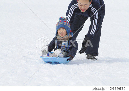 そりで遊ぶ親子 2459632