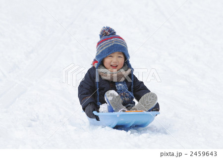 雪で遊ぶ4歳の男の子 雪で遊ぶ4歳の男の子 2459643