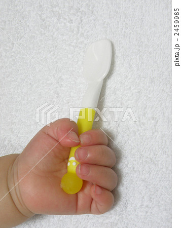 スプーンを握る赤ちゃんの手 2459985
